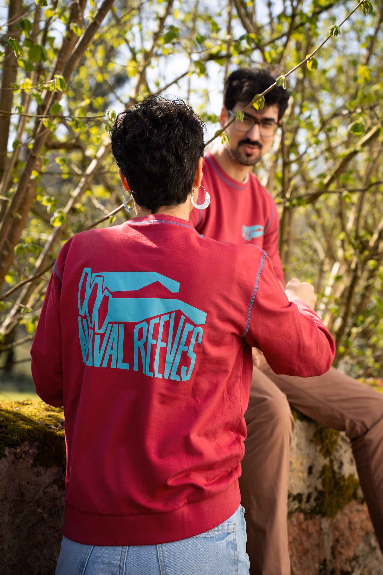 Sudadera hombre y mujer novalreeves color granate logotipo en grande en la espalda