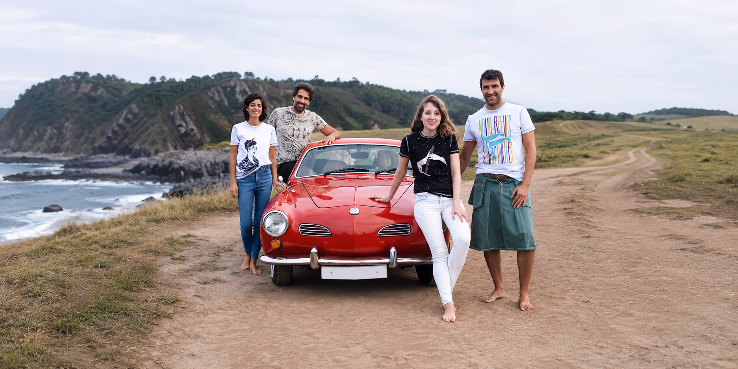 Modelos posando moda urbana Novalreeves, sobre un coche rojo de época en un acantilado de Asturias